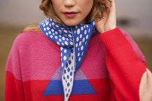 Blaues Wendbares Halstuch mit Punkten