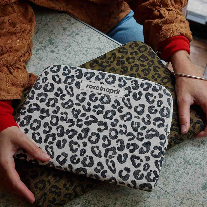 IPAD-HÜLLE ANOUK Leopardenmuster GRAOU GREIGE