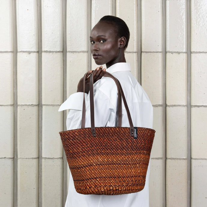 Iringa Shoulderbag M, Chestnut brown