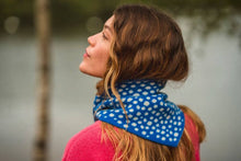 Blaues Wendbares Halstuch mit Punkten