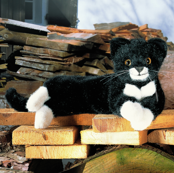Katze Fini liegend, 41cm schwarz weiss