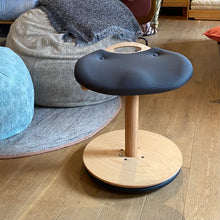 Moizi Hocker M16 Flex höhenverstellbar mit Holzsäule