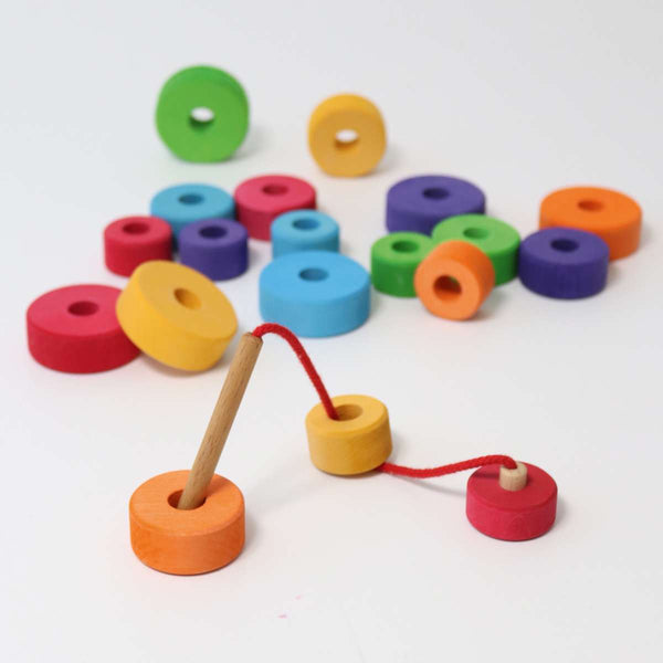 Erstes Fädelspiel Grimms